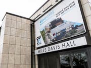 Die Stadt Montreux hätte sich mit 27 Millionen Franken an der Renovation des Kongresszentrums beteiligen sollen. Unter anderem nutzt das Montreux Jazz Festival die Säle des Gebäudes. (Bild: Keystone/JEAN-CHRISTOPHE BOTT)