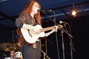 Akustische Einlage von Veronica Fusaro, nur mit Gitarre und Sampler. (Bild: Christian Imhof)