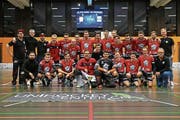 Die Sarner Mannschaft hat sich den kleinen Pokal vorne für den Sieg in der NLB-Qualifikationsrunde redlich verdient. Bild: Simon Abächerli (Sarnen, 10. Februar 2019)