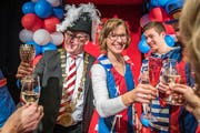 Der neue Räbevater Erich II. Andermatt und Räbemuetter Andrea stossen auf die Regentschaft an. (Bild: Christian H. Hildebrand (Baar, 9. Februar 2019))