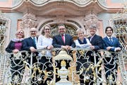 Pascale Fässler-Bächinger (FDP), Bruno Niedermann (SVP), Nina Rodel (CVP), Stadtpräsident Thomas Weingart (parteilos), Christina Forster (CVP), Boris Binzegger (SP) und Jorim Schäfer (GLP) freuen sich vor dem Rathaus über ihr Wahlresultat.