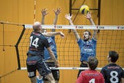 René Egger versucht die Buochser Timo von Holzen und Andreas Bircher (rechts) zu überwinden. Bild: Manuela Jans-Koch (Sarnen, 9. Februar 2019)