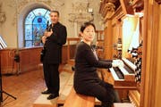Klarinettist Michele Croce und Organistin Eun Hye Lee spielen auf der Empore der katholischen Kirche Weinfelden. (Bild: Manuela Olgiati)