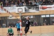 Einer der seltenen Vorstösse von SVD-Mitteverteidiger Fabian Marthy (rechts) – Matchwinner Ueli Rebsamen schaut dem Ball für einmal hinterher. (Bild: Yves Solenthaler)