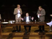 Jörg Schröder (4. v. links) spielte 2010 am Theater Basel in der Inszenierung «Die Panne». (Bild: Keystone/STEFFEN SCHMIDT)