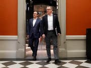 SBB-Chef Andreas Meyer (rechts) und Laurent Troger von Bombardier nehmen in der Verkehrskommission Stellung zu den Problemen mit dem neuen Doppelstockzug. (Bild: Peter Klaunzer, Bern, 11. Februar 2019)