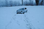 Das Auto kam auf der Wiese zum Stillstand. (Bild: Luzerner Polizei)