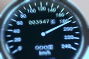 Der Autofahrer überschritt die erlaubte Höchstgeschwindigkeit um 122 Stundenkilometer. (Symbolbild: Imago)