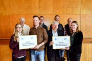 Bei der Übergabe des Antrags: Carmen Hunziker, Hanspeter Wehrle, Schulpräsident Lukas Weinhappl, Marcel Kielholz, Gemeindepräsident Guido Grütter, Martin Schneider, Max Frei und Céline Karlen. (Bild: Christoph Heer)