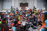 Das Generationenkonzert der Ziegelhöttler auf dem Obstmarkt mit ehemaligen und heutigen Guggerinnen und Guggern. (Bild: PD)