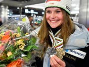 Mit den WM-Medaillen zurück in der Schweiz: Corinne Suter (Bild: KEYSTONE/EPA KEYSTONE/WALTER BIERI)