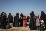 Zivilisten fliehen vor den Angriffen in Baghuz und warten auf Busse, die sie in Sicherheit bringen. (Bild: Chris McGrath/Getty, 9. Februar 2019)