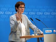Auf der Suche nach Lösungen in der Migrationspolitik müsse die Union «Humanität und Härte» vereinen, forderte Parteichefin Annegret Kramp-Karrenbauer nach «Werkstattgesprächen» zum Thema Migration. (Bild: KEYSTONE/EPA/ADAM BERRY)