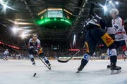 Zugs Reto Suri, Zugs Santeri Alatalo und Zürichs Raphael Prassl, von links. (Bild: KEYSTONE/Alexandra Wey, Zug, 9. Februar 2019)
