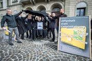 Das Initiativkomitee "Ja zum Öffentlichkeitsgesetz" reicht eim März beim Kanton die gesammelten Unterschriften ein. (Bild: Reto Martin)