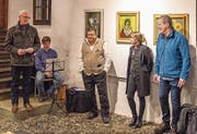 An der Vernissage (von links): Manfred Iten, Schwyzerörgeli-Spieler Martin Berwert, Erwin Heymann, Sandra Heymann und Hansheini Schmitt. (Bild: PD)
