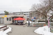 Die Postagentur kommt in den Pionier-Shop beim Bahnhof Winklen. Hinten ist das heutige Postgebäude zu sehen. (Bild: Hanspeter Schiess/11. Februar 2018)