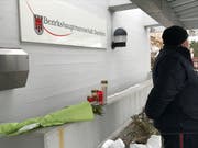 In der Bezirkshauptmannschaft erinnern Blumen und Kerzen an das Attentat auf den Sozialamtsleiter. (Bild: PD)