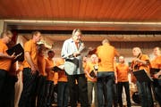 Der Männerchor Buch und Dirigent René Aebi als Rapper. (Bild: Christine Luley)
