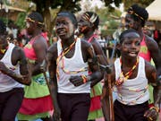 Schwierige Reintegration: Ehemalige Kindersoldaten tanzen im Rahmen der Musiktherapie zusammen mit der örtlichen Bevölkerung in Gulu, Uganda. Die Kinder wurden von der Lord's Resistance Army entführt und zwangsrekrutiert. (Bild: KEYSTONE/AP/ADELLE KALAKOUTI)