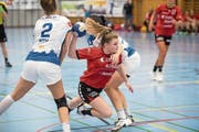 Die Stanserinnen mit Ronja Schwab (am Ball) bleiben zu oft an der Zürcher Abwehr hängen. Bild: Roger Grütter (Stans, 9. Februar 2019)