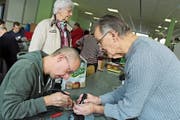 Fachleute kümmern sich um kaputte Gegenstände, die von Besuchern mitgebracht werden. (Bild: Hugo Berger)