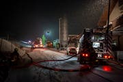 Die Rettungskräfte im Einsatz beim betroffenen Hof im Gebiet Langentannen. (Bild: Edi Ettlin/Stützpunktfeuerwehr Stans)