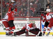 Nico Hischier (links) setzt gegen die Carolina Hurricanes zum Jubel an (Bild: KEYSTONE/AP/JULIO CORTEZ)