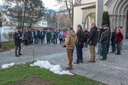 Das neu gestaltete Areal der evangelischen Kirche nennt Präsident Roger Benz (links) einen Ort der Begegnung. (Bild: Chris Eggenberger)