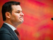 Gemäss einer repräsentativen Umfrage ist eine klare Mehrheit der Genfer Stimmbürgerinnen und Stimmbürger für einen Rücktritt des angezählten Staatsrats Pierre Maudet. (Bild: KEYSTONE/VALENTIN FLAURAUD)