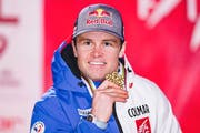 Alexis Pinturault posiert mit seiner Medaille. (AP Photo/Gabriele Facciotti)