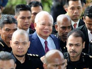 Soll Millionen Staatsgelder veruntreut haben: Malaysias Ex-Premier Najib Razak (Mitte, mit Krawatte) bei einem früheren Gerichtstermin. (Bild: KEYSTONE/AP/VINCENT THIAN)