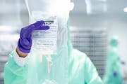 Eine Mitarbeiterin während einer Chemotherapie am Kantonsspital Freiburg. (Bild: Anthony Anex/Keystone, 14. September 2018)