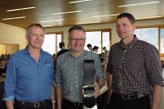 Sepp Odermatt (Mitte) trat als 1. Bannwart der Alp Trübsee zurück. Sein Nachfolger ist Norbert Fischer (rechts). Der neue 2. Bannwart ist Hans z’ Rotz (links). (Bild: Richard Greuter (Wolfenschiessen, 9. Februar 2019))