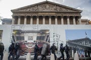 Nur ein harter Polizeieinsatz hielt gewaltbereite Gelbwesten am Wochenende davon ab, die Umzäunungen vor dem Parlament in Paris einzureissen. (Bild: Christophe Petit Tesson/EPA, 9. Februar 2019)