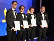 Bernd Bickel, Thabo Beeler, Derek Bradley und Markus Gross (v.l.n.r.) präsentieren ihre Preisurkunden. (Bild: Martina Haefeli / ETH Zürich)