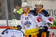 Zugs Flügel Carl Klingberg (Nummer 48) hat sich am 30. November in Langnau eine Halswirbelverletzung zugezogen. (Bild: Marcel Bieri/Keystone)