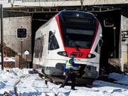 Der Unglückszug bei der Unfallstelle auf der Gotthard-Bergstrecke bei Airolo TI. Dort waren am vergangenen Dienstagmorgen zwei Bahnarbeiter vom Zug erfasst worden: Einer starb, der andere wurde schwer verletzt. Jetzt ermittelt die Staatsanwaltschaft. (Bild: KEYSTONE/TI-PRESS/FRANCESCA AGOSTA)