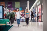 Die Sommerhitze hat die Lust auf Kleiderkäufe gedämpft, auch in der Shopping-Arena. (Bild: Michel Canonica (St. Gallen, 14. Juni 2018))