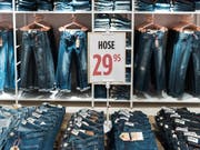 Ausverkauf drückt Teuerung. (Bild: KEYSTONE/CHRISTIAN BEUTLER)
