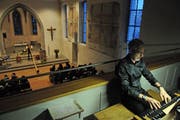 ... und Max Heinz an der Orgel. (Bild: Michael Hug)