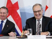 Die Schweiz und Grossbritannien bereiten sich auf die Zeit nach dem Brexit vor: Wirtschaftsminister Guy Parmelin und der britische Minister für internationalen Handel, Liam Fox, haben am Montag in Bern einen bilateralen Handelsvertrag unterzeichnet. (Bild: KEYSTONE/AP Keystone/PETER KLAUNZER)
