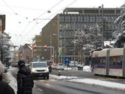 Blick vom Zentrum Hofmatt aus – aus diesem Blickwinkel sieht das Gebäude Luzernerstrasse 11 (links hinten) wie eine Fortsetzung des Stadthauses aus. (Bild: hor, Kriens 6. Februar 2019)