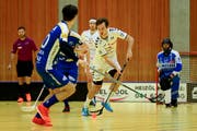 Zugs Carl Kostov-Bredberg (am Ball) kann die jüngste Leistung realistisch einschätzen. Bild: Maria Schmid (Zug, 6. Januar 2019)
