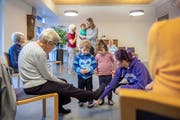 «Schau, die Frauen tragen auch Turntäppeli»: Kinder und Seniorinnen lernen sich im Wohn- und Pflegehaus Wienerberg kennen. (Bild: Urs Bucher)