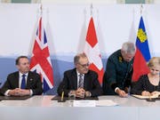 Grossbritannien, die Schweiz und Liechtenstein haben am Montag in Bern ein Handelsabkommen abgeschlossen. Unterzeichnet wurden die Verträge vom britischen Handelsminister Liam Fox, Bundesrat Guy Parmelin und der liechtensteinischen Aussenministerin Aurelia Frick (v.l.n.r.). (Bild: KEYSTONE/PETER KLAUNZER)