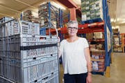 Von hier aus werden wöchentlich 17 Abgabestellen beliefert: Leiterin Yolanda Fässler in den Räumen der Logistik-Plattform Zentralschweiz der Organisation «Tischlein deck dich». (Bild: Werner Schelbert, Baar, 5. Juli 2018)