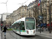 Ein Tram unterwegs in der Pariser Vorstadt. (Bild: KEYSTONE/AP/REMY DE LA MAUVINIERE)