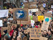 Der Klimastreik der Jungen wurde am Dienstag von zahlreichen Rednern im Waadtländer Kantonsparlament als Fingerzeig für eine aktivere Umweltpolitik verstanden. (Archivbild). (Bild: KEYSTONE/LAURENT GILLIERON)