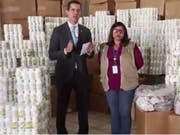 Der selbsternannte venezolanische Übergangspräsident Juan Guaidó stellte ein Video auf Twitter, das ihn inmitten mehrerer weisser Dosen zeigt, in denen Vitaminpräparate und Nahrungsergänzungsmittel sein sollen. (Bild: Juan Guaid/Twitter)
